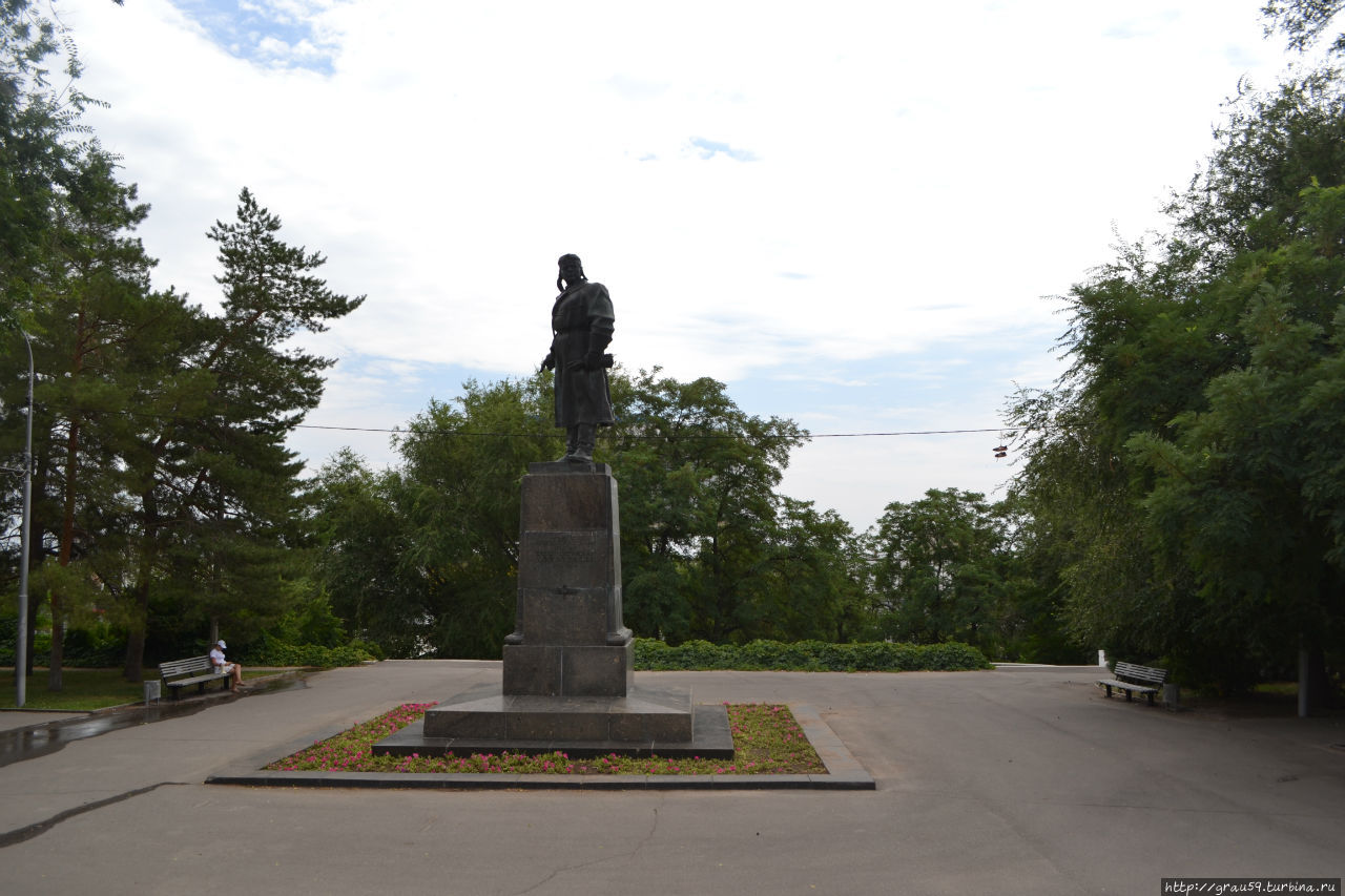 Памятник В.Хользунову / The Monument To V. Polzunova