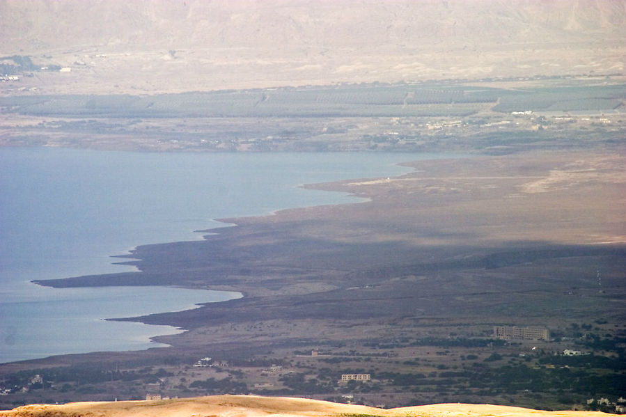 В телевик хорошо просматривается краешек Мертвого моря. Иордания