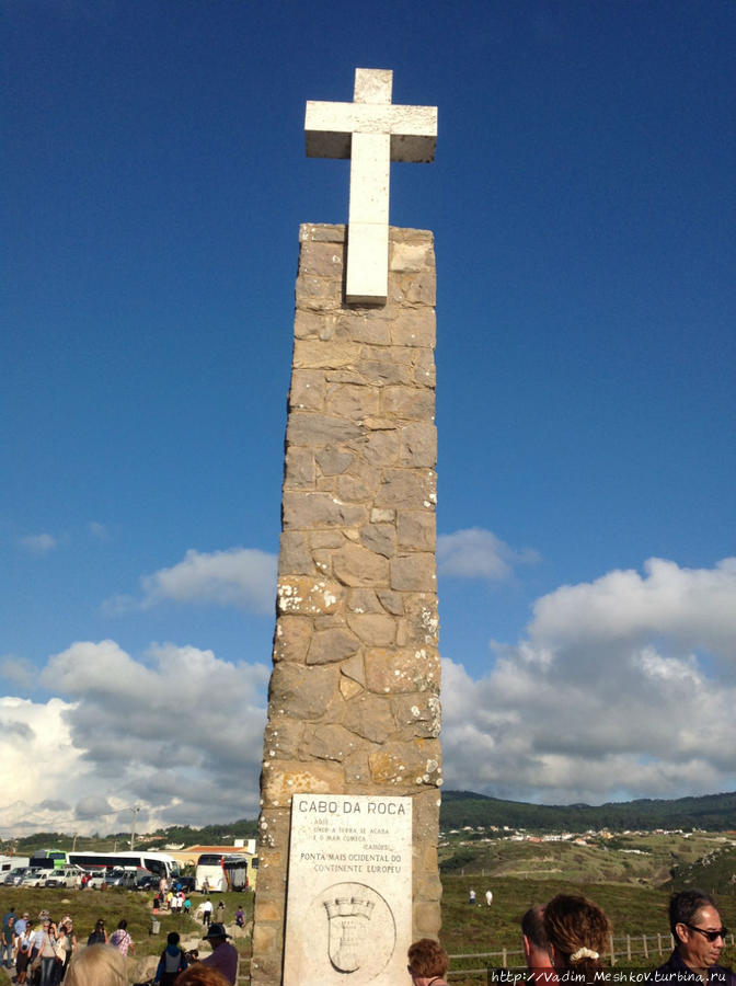 Памятная доска с крестом на Мысе Рока. Кабу-да-Рока, Португалия