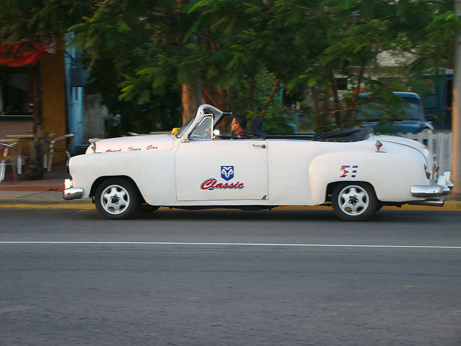 Ретро-автомобили острова Свободы Гавана, Куба Ретро-автомобили острова Свободы Гавана, Куба