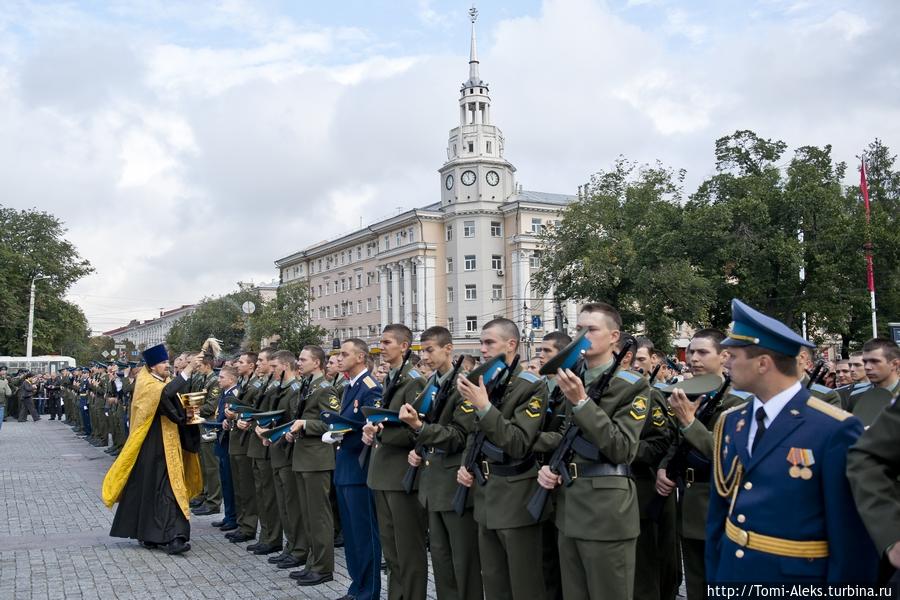 Традиционное для православия окропление святой водой. Для этого нужно обнажить голову... Воронеж, Россия Традиционное для православия окропление святой водой. Для этого нужно обнажить голову... Воронеж, Россия