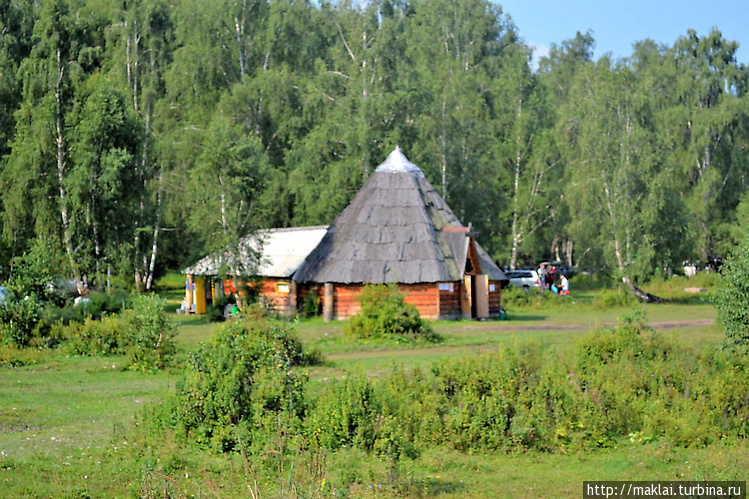 Алтайский аил у турбазы.