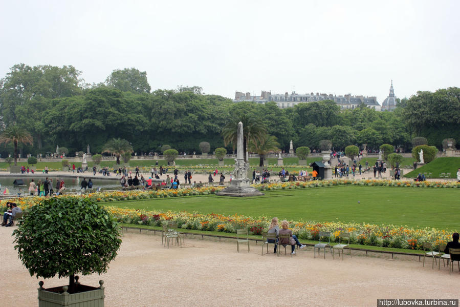 Центральный фонтан Люксембургского сада – излюбленное место для любителей моделей катеров и парусников. Здесь можно понаблюдать за увлекательными гонками крохотных суденышек, а также самому взять радиоуправляемый кораблик напрокат и стать его капитаном. Париж, Франция