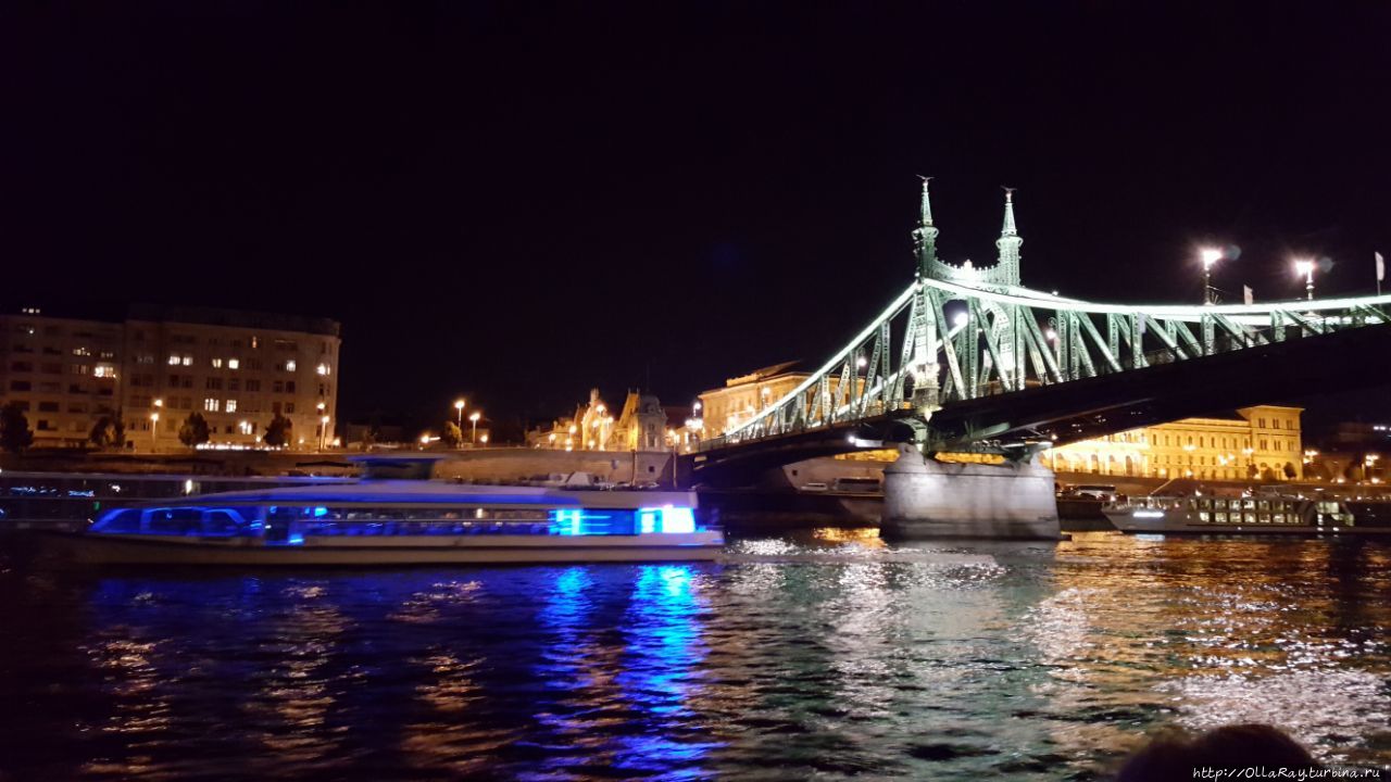 Ночной дунайский трафик под мостом Свободы Будапешт, Венгрия