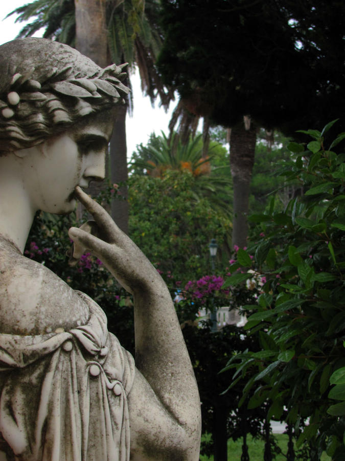 В парке дворца Ахиллеон когда-то  грустила Австрийская императрица Елизавета, известная Сиси. Корфу, остров Корфу, Греция