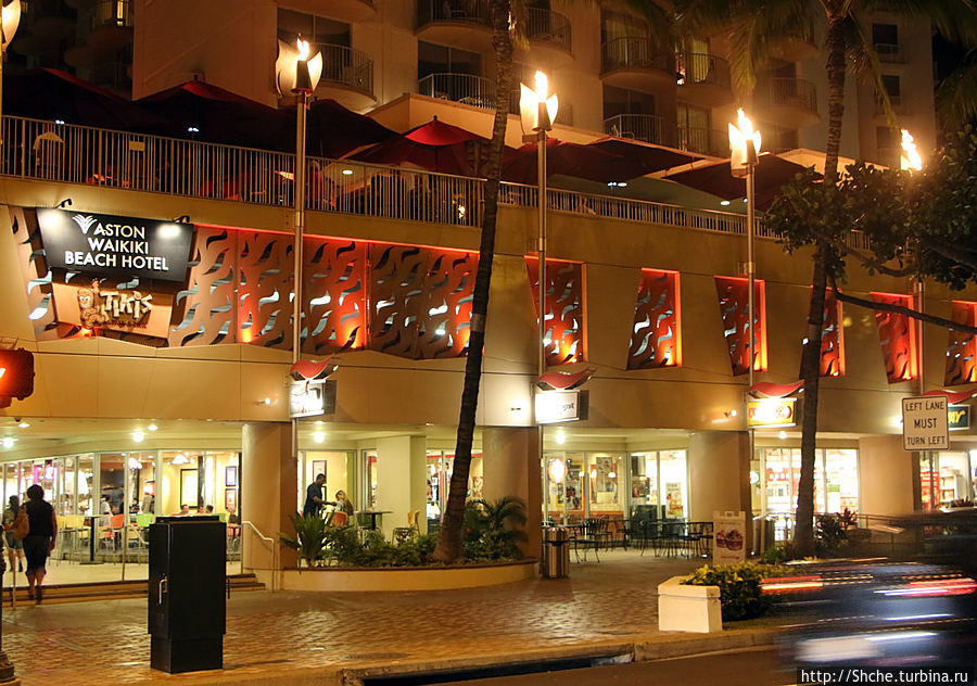 вон под теми красными зонтами мы и сидели, ресторан занимает веранду в гостинице ASTON Waikiki Beach hotel Гонолулу, CША