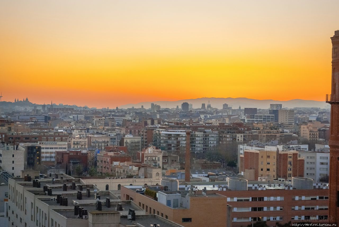 Красивый закат над Барселоной Барселона, Испания