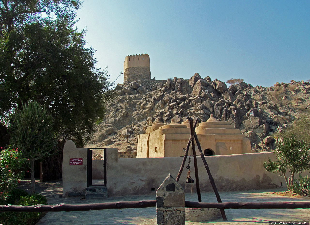 Старейшая мечеть Эмиратов (1446г.) и пара фортов рядом Аль-Бадийя, ОАЭ