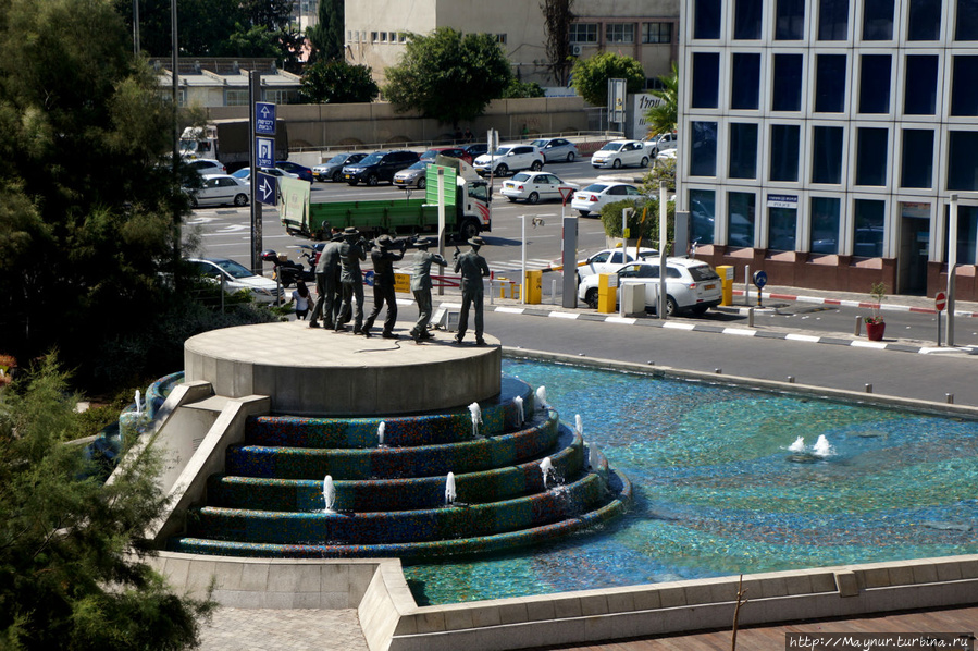 Групповая  скульптурная композиция у основания трех башен. Тель-Авив, Израиль