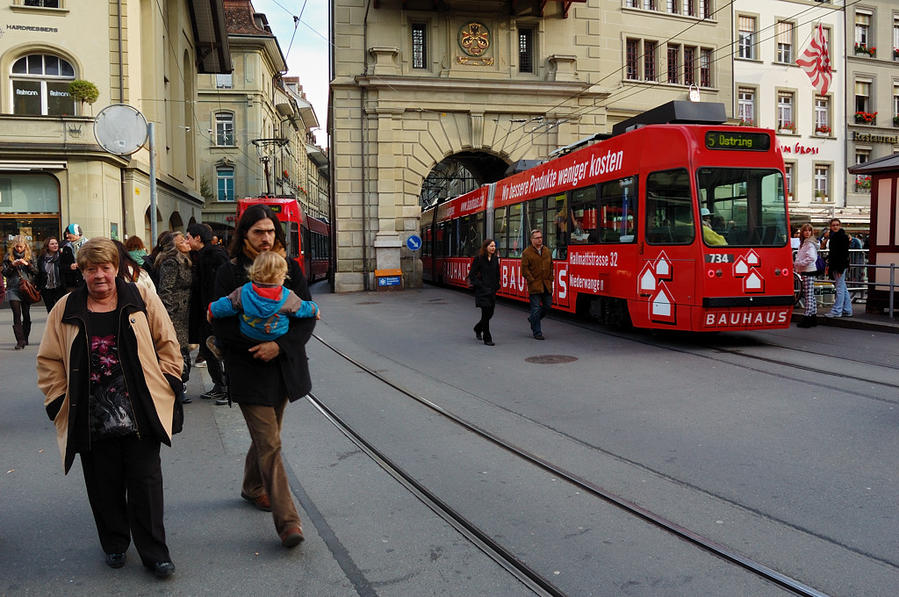 На Бэренплац. Трамваи проходят сквозь арку в Кефигтурм Берн, Швейцария