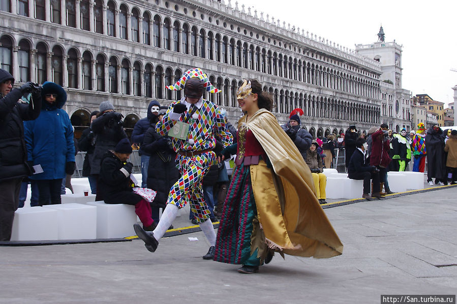 Перед торжественным открытием начался конкурс масок.Я грешным делом подумала, что это и есть самые лучшие маски и даже расстроилась. Если это все, то чем так все восхищаются... Перед торжественным открытием начался конкурс масок.Я грешным делом подумала, что это и есть самые лучшие маски и даже расстроилась. Если это все, то чем так все восхищаются...
