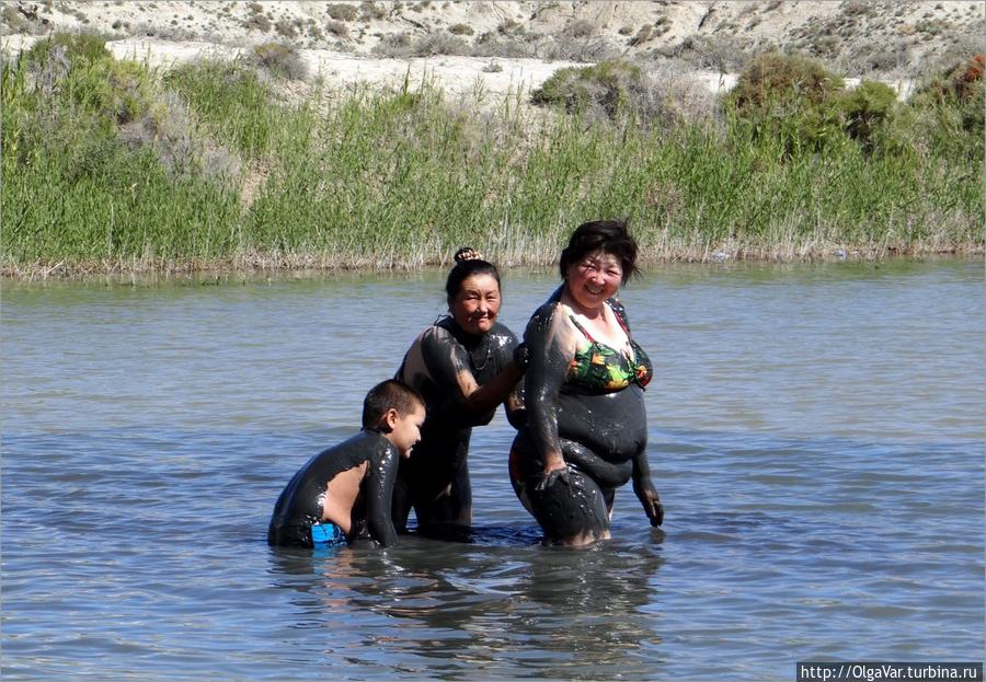 Стоит только протянуть руки ко дну, как грязь сама будет прилипать к телу Балыкчи, Киргизия