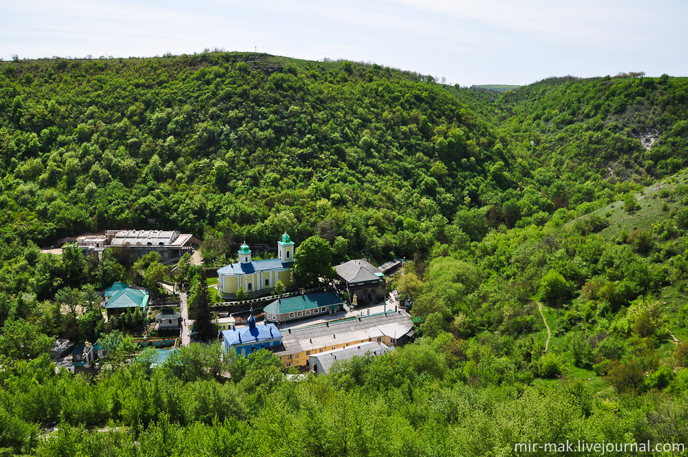 Троицкий монастырь сверху.

На фото видно как он органично вписался в ландшафт зеленых гор. Сахарна, Молдова