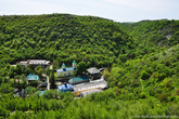 Троицкий монастырь сверху.

На фото видно как он органично вписался в ландшафт зеленых гор.