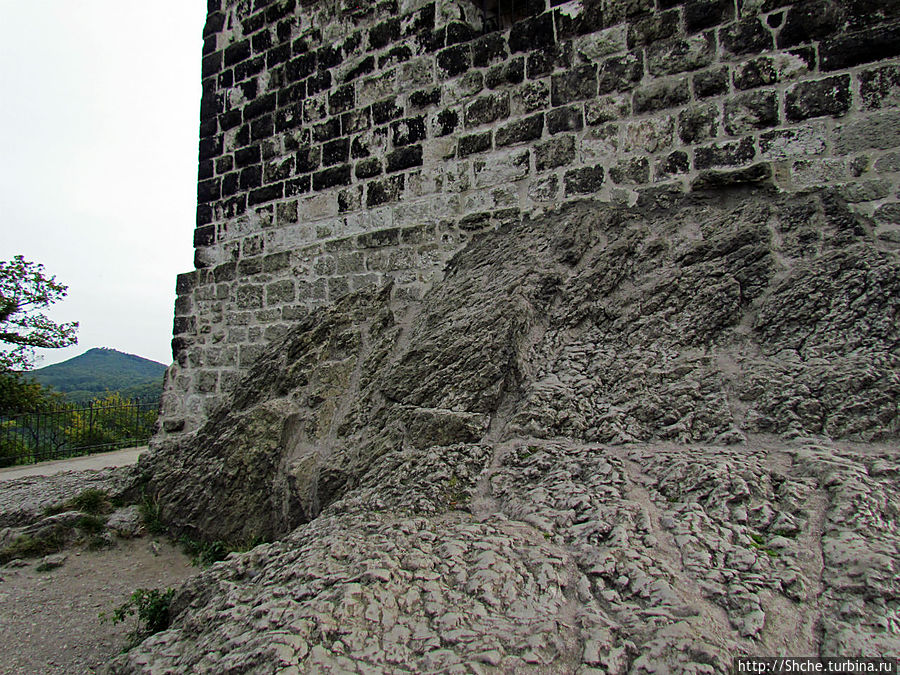 Замок удачно встроен в рельеф Замок удачно встроен в рельеф