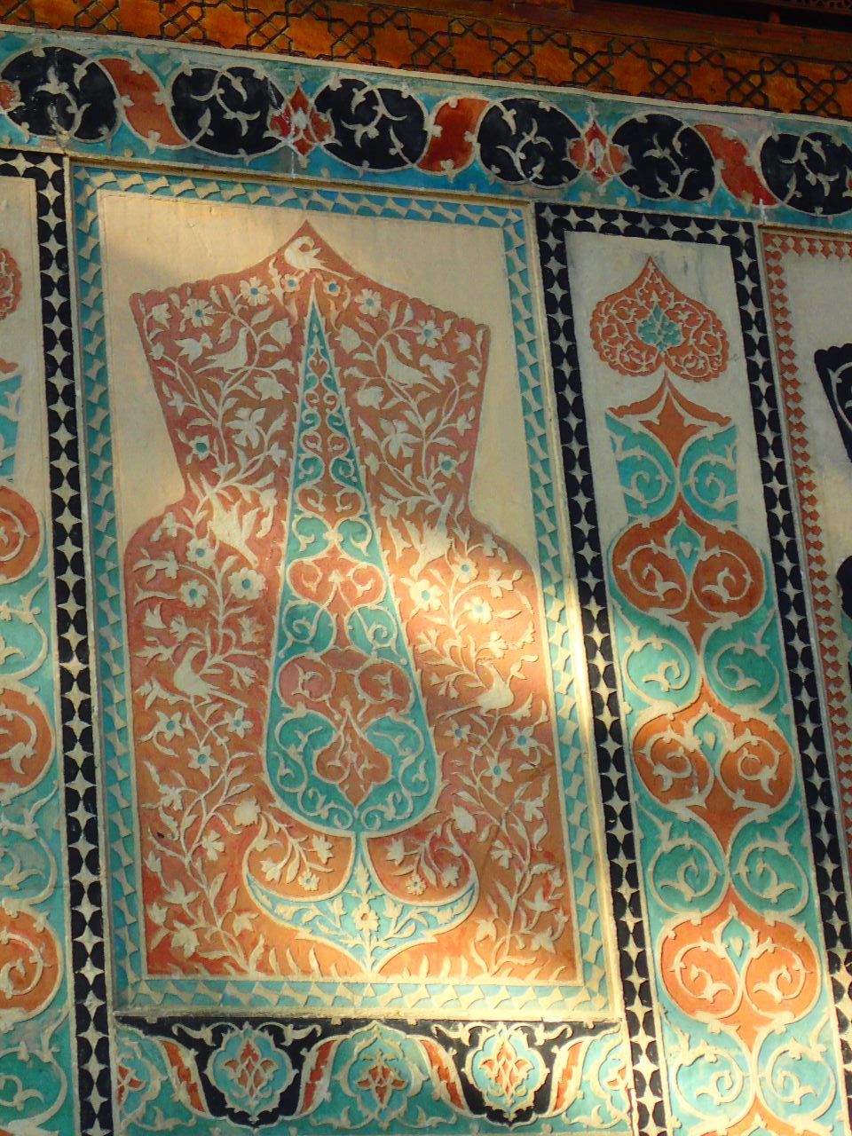 Сладкая сказка востока. Шекинский дворец, албанская церковь Шеки, Азербайджан