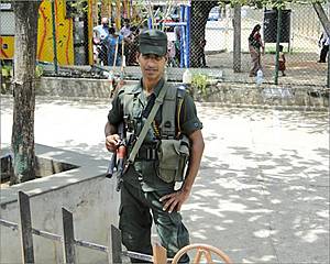 Этот бравый солдат охраняет подступы к городскому автовокзалу