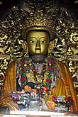 Статуя Будды в одном из буддийских храмов Сваямбунатха.