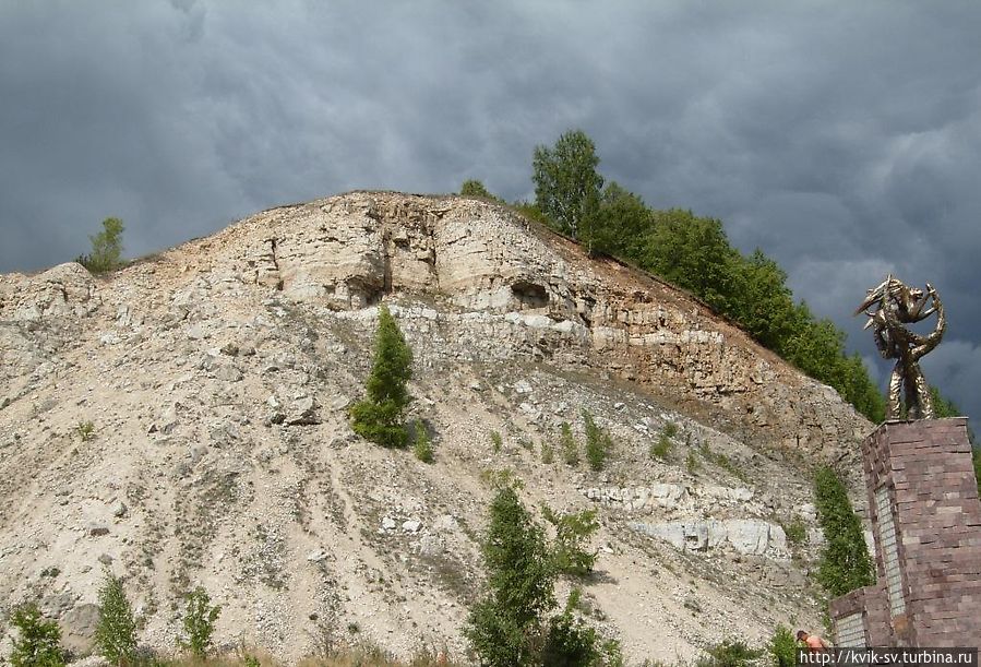 Склон с этой стороны практически не имеет растительности Склон с этой стороны практически не имеет растительности