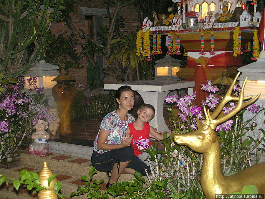 Алтарь возле Phuket Orchid Resort Пхукет, Таиланд