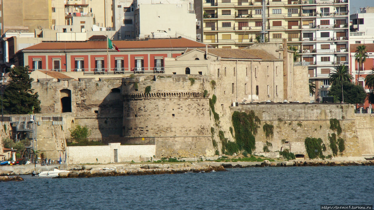 Замок (Castello Aragonese) Таранто, Италия