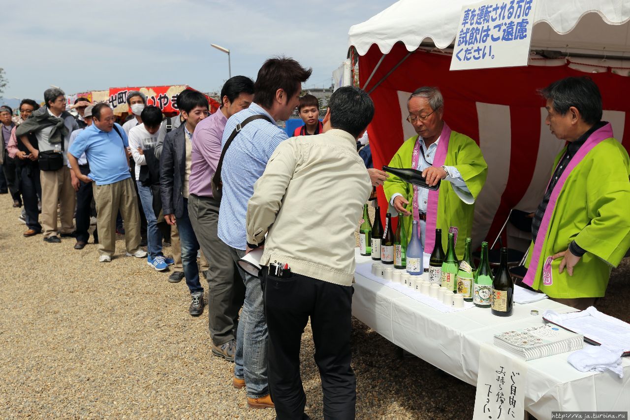 Бесплатная дегустация вина для народа Камакура, Япония