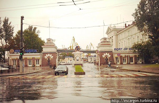 Моря я не увидела, но зато дошла до Одесского морского порта — крупнейшего в Украине. Одесса была изначально основана как портовый город и порт был заложен одновременно с городом в 1794 году. Одесса, Украина