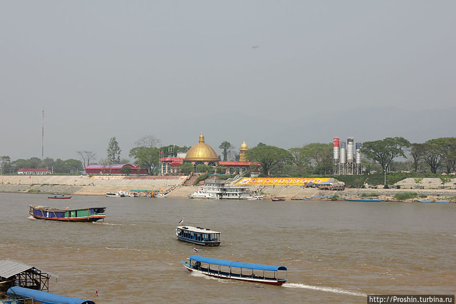 На противоположном берегу — здание казино, находится на территории Бирмы! Чиангсаен, Таиланд