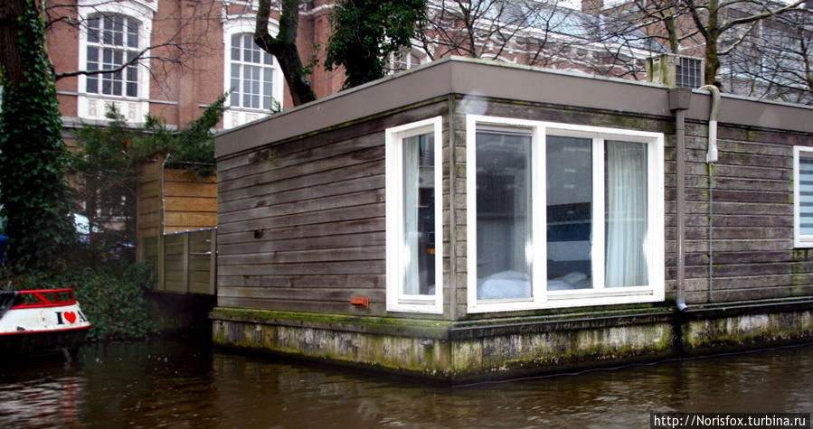 Проплывая на экскурсионном судне мимо нашего домика, фотографирую его через залитое дождем стекло.
Внешне, конечно, он не дворец, но очень комфортен внутри. Амстердам, Нидерланды