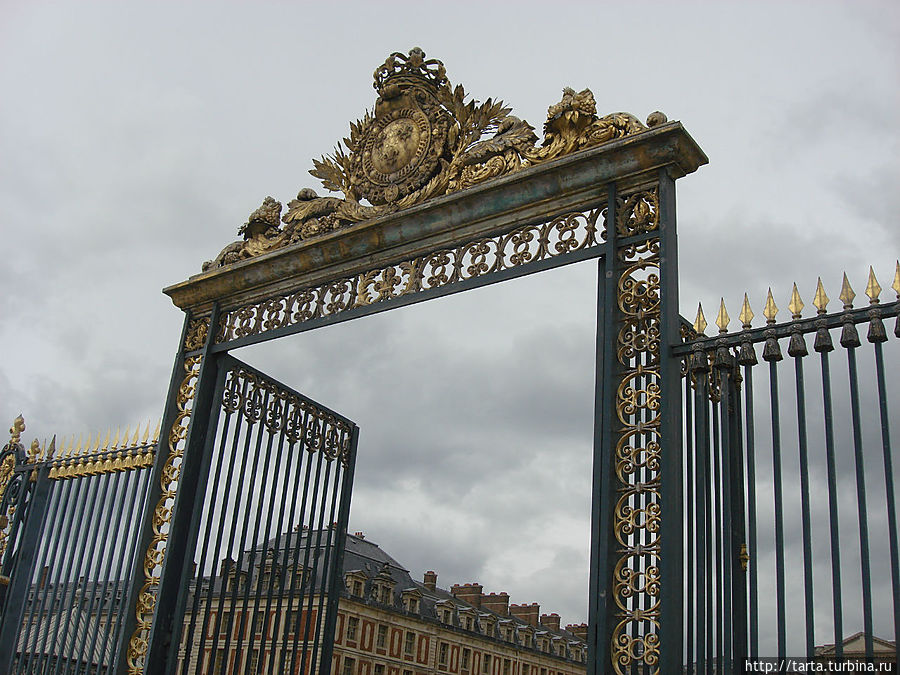 Последний взгляд на ворота с королевской короной, гостеприимно распахнутые для посетителей. Версаль, Франция