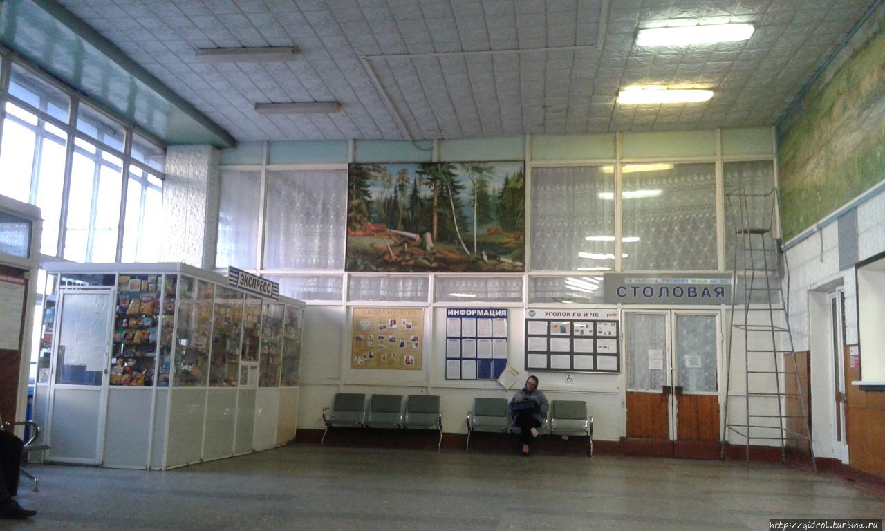 Зал ожидания на вокзале. Няндома, Россия