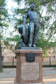 Памятник адмиралу Фаддею Фаддеевичу Беллингсгаузену.