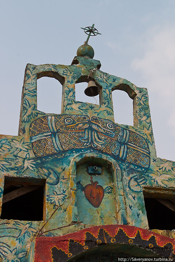 Сердце Христа и переплетающиеся змеи наз входом. Синкретизм Сан-Кристобаль-де-Лас-Касас, Мексика