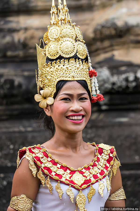 С этими девушками в национальных костюмах можно сфотографироваться прямо в храмах Ангкора Камбоджа