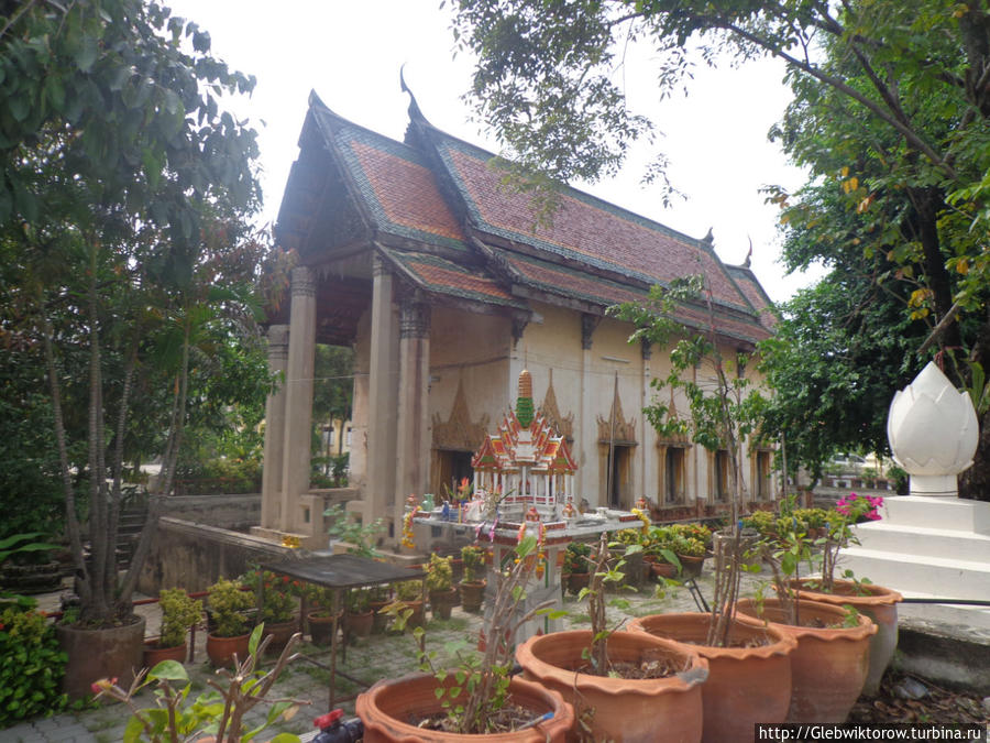 Прогулка у моста Рамы 4-го Пак-Крет, Таиланд Прогулка у моста Рамы 4-го Пак-Крет, Таиланд