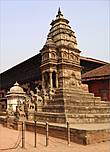 Храм Сиддхи Лакшми, датируемый 17 веком. Его храмовая лестница украшена вереницей статуй