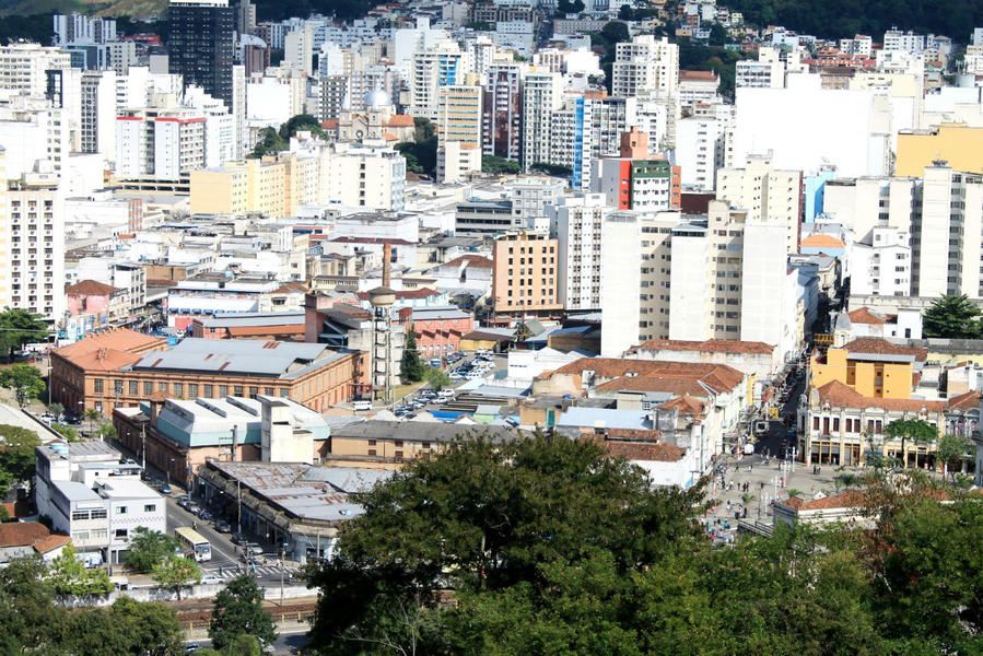 вид на привокзальную площадь и прилегающую часть центра Жуис-де-Фора, Бразилия