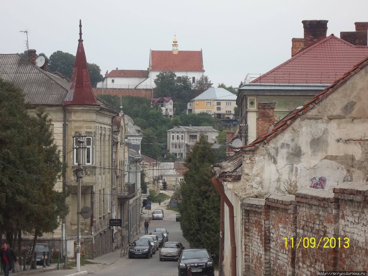 На заднем плане ИТУ (бывший монастырь), которое топтал хулиган Витя Янукович-президент (!!!!) Украины Россия