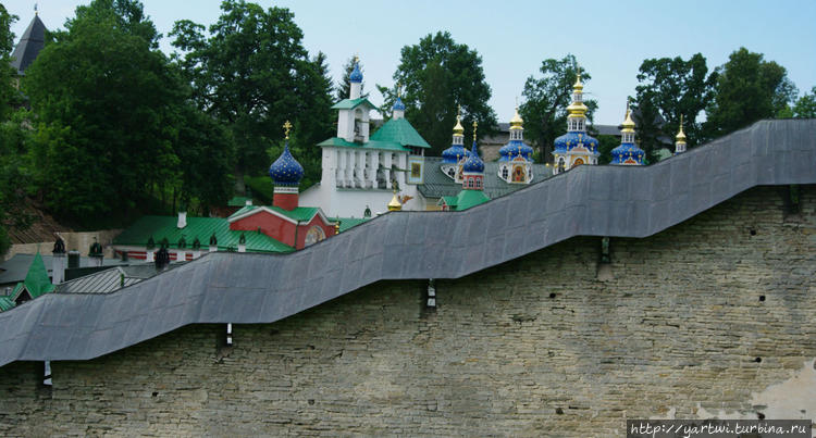 Вид на Псково-Печерский м