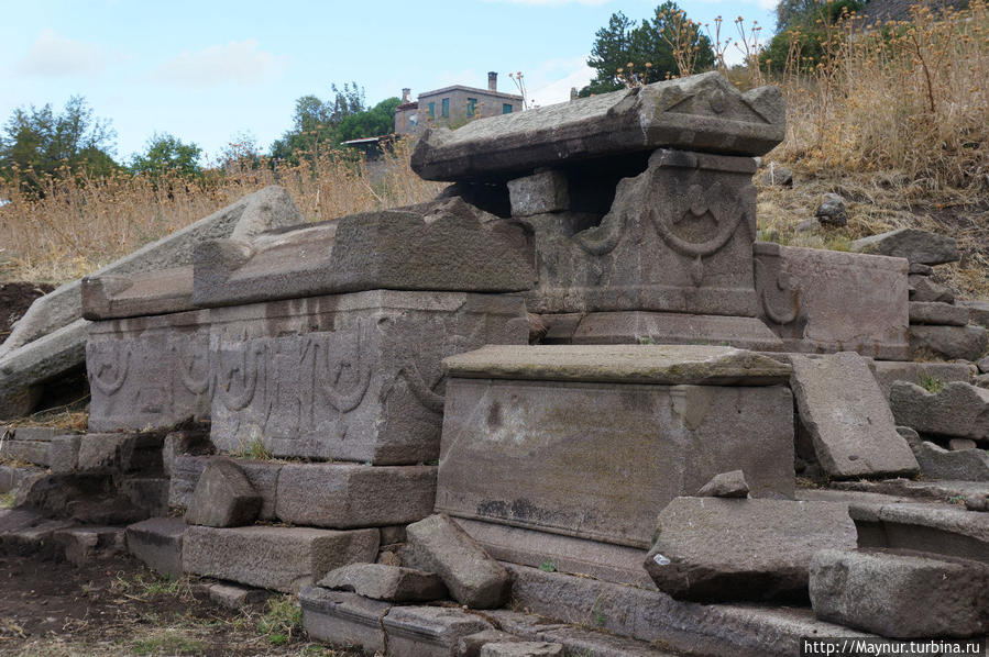 Сохранившиеся   саркофаги. Бехрамкале (Ассос) античный город, Турция