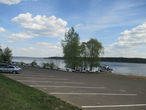 Напротив дворца Понизовкиных располагается пристань парома, который связывает поселок с правым берегом Волги (Новодашково).