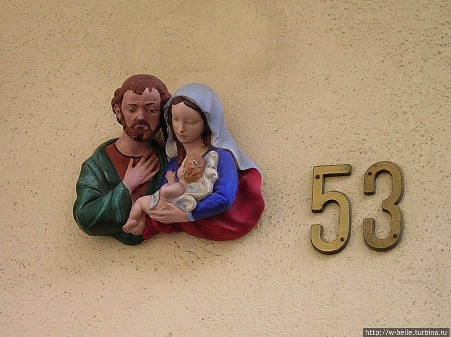 Деталь украшения дома в историческом центре Сан -Джорджио. Деталь украшения дома в историческом центре Сан -Джорджио.