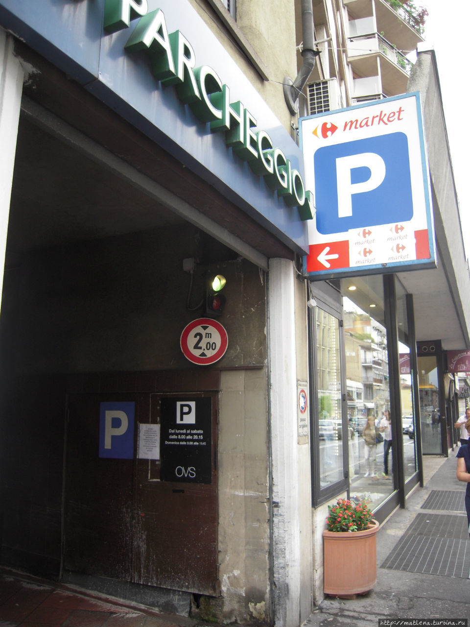 Указатель на парковку и на Супермаркет Бергамо, Италия