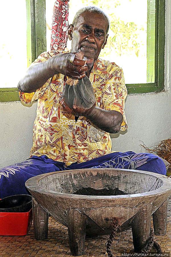 Вот так — из грязной и никогда не стиранной тряпки и выжимается знаменитый фиджийский напиток Кава Остров Дравака, Фиджи
