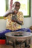Вот так — из грязной и никогда не стиранной тряпки и выжимается знаменитый фиджийский напиток Кава
