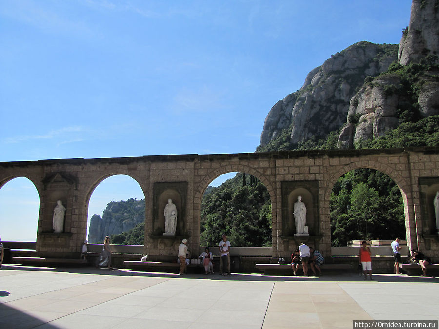 Яркий бриллиант в оправе из камней. Монастырь Монсеррат Монастырь Монтсеррат, Испания Яркий бриллиант в оправе из камней. Монастырь Монсеррат Монастырь Монтсеррат, Испания