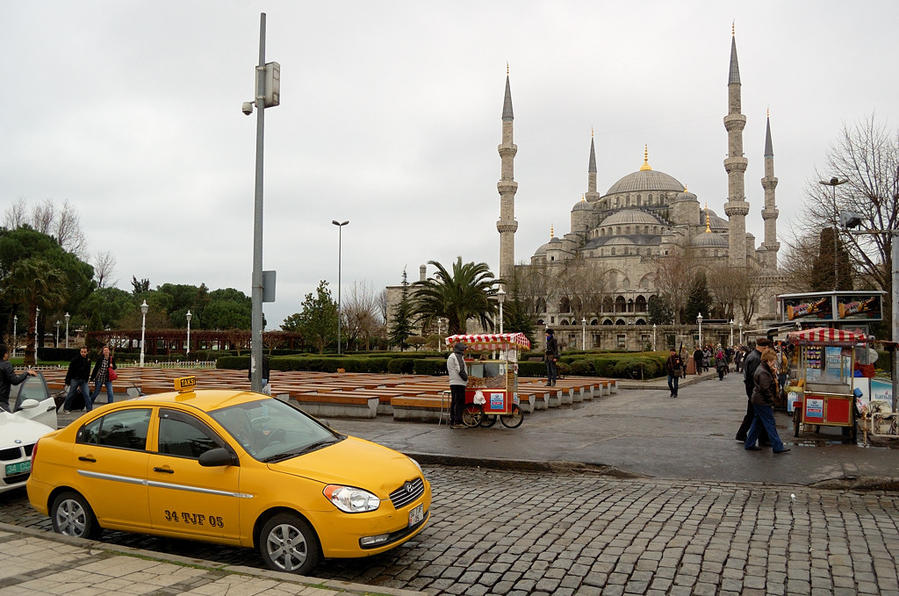 Такси на фоне Голубой мечети Стамбул, Турция