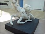 Скульптура льва кусающего лошадь,эллинская эпоха