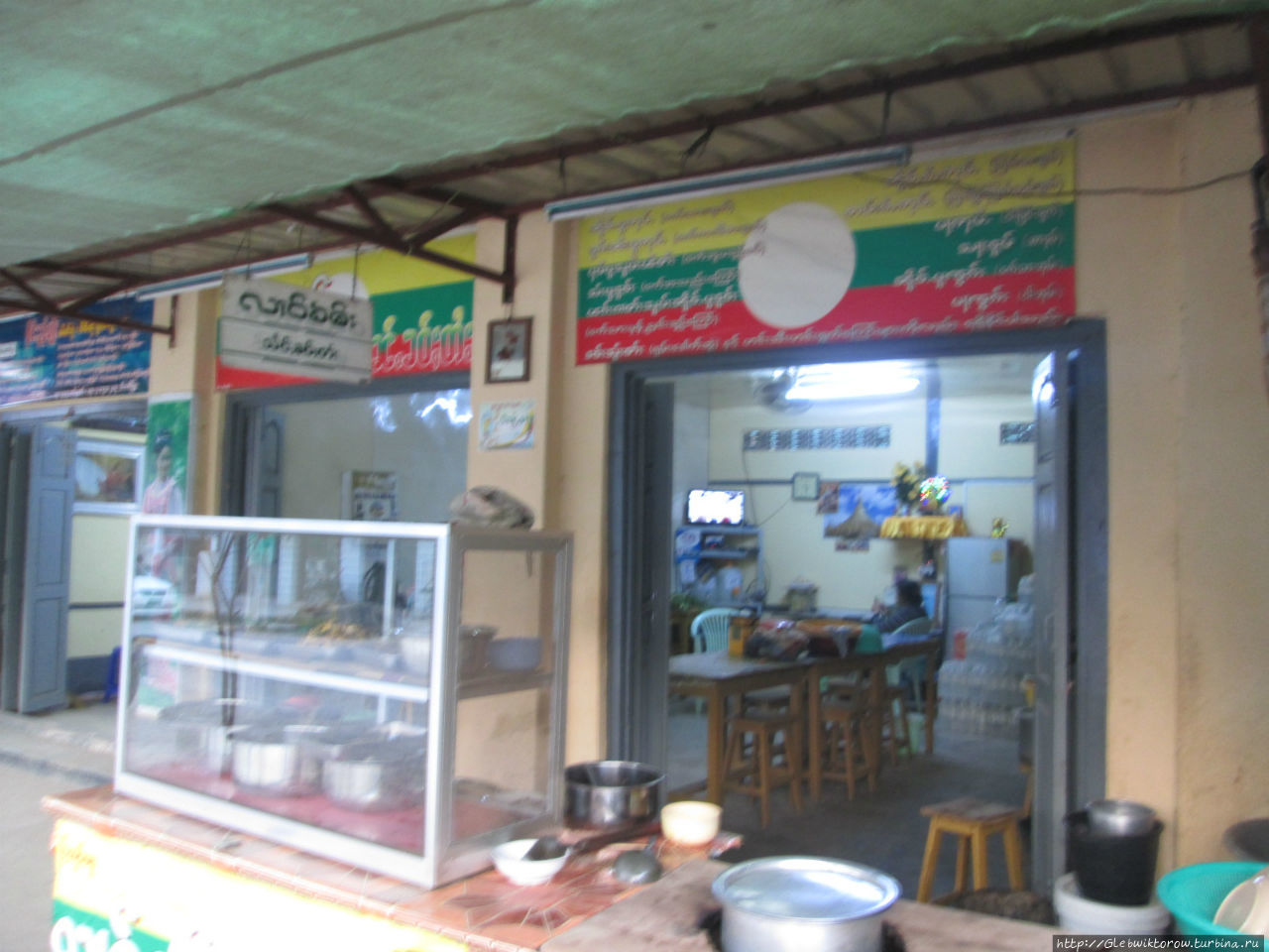 Уличные кафе на улице Намту Сипо, Мьянма