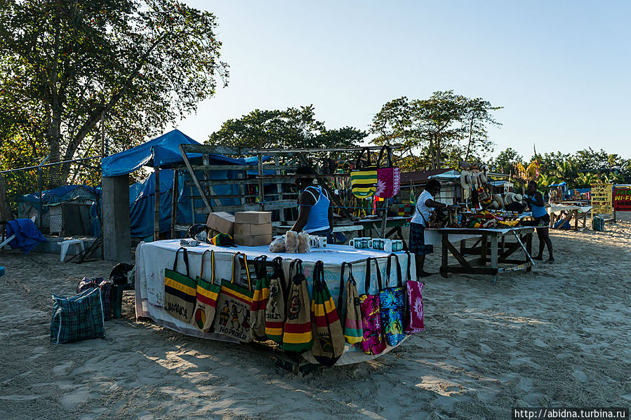 Торговки раскладывают товар Негрил, Ямайка